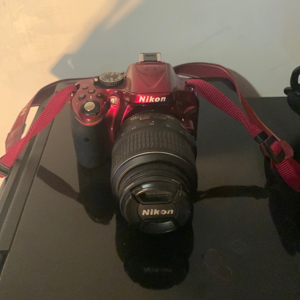 This is a NIKON / D5200. Bcc-rei-nkr. 7.4/9v=2.5A.